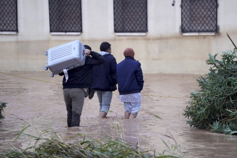 Ισπανία: Tουλάχιστον 70 νεκροί, πλημμυρισμένα σπίτια και δρόμοι – Τριήμερο πένθος κήρυξε η κυβέρνηση