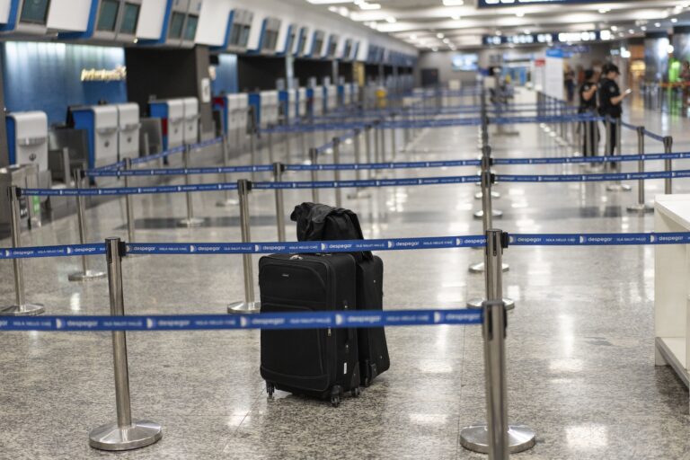 Οι αρχές της Αργεντινής απαγόρευσαν σε δυο Ιταλούς να επιβιβαστούν σε αεροσκάφος προς την Ρώμη, μαζί με κοριτσάκι που γεννήθηκε από παρένθετη μητέρα