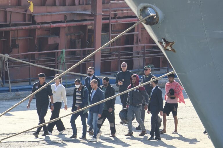 Αλβανία: Έφτασαν οι πρώτοι 16 μετανάστες από Ιταλία στο λιμάνι Σενγκίν