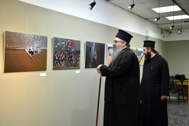 Λάρισα: Την έκθεση των Λαρισαίων φωτορεπόρτερ για τον “Daniel” επισκέφθηκε ο Μητροπολίτης Λαρίσης και Τυρνάβου