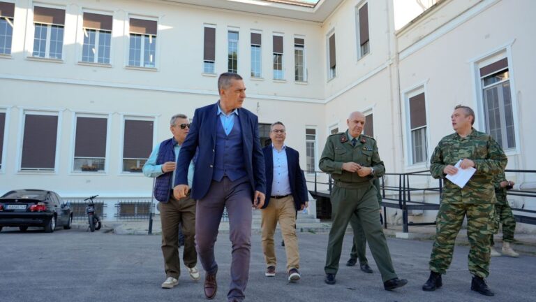 Δωρεά απινιδωτών από την Περιφέρεια Θεσσαλίας στο 404 Στρατιωτικό Νοσοκομείο και στο 303 ΠΕΒ
