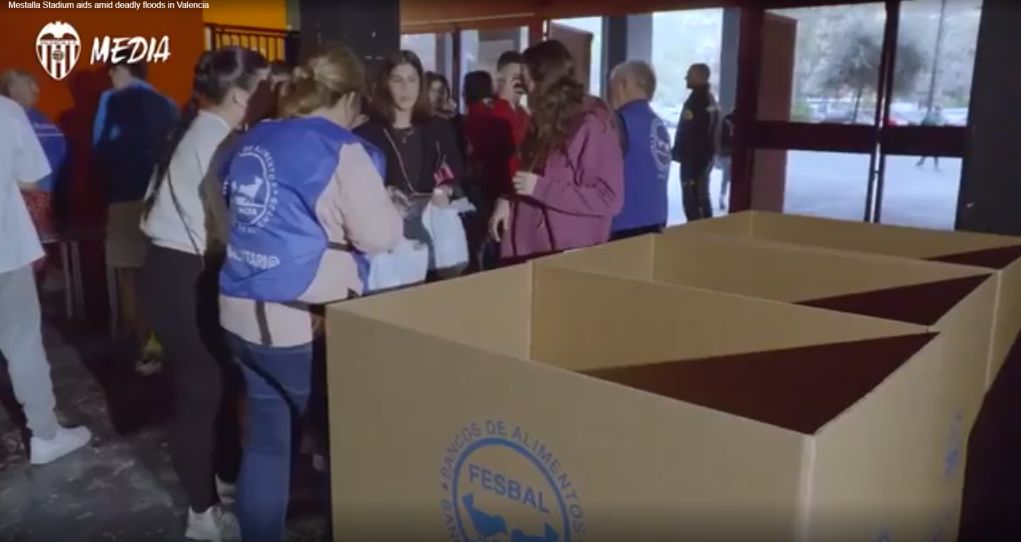 Στο γήπεδο της Βαλένθια «Μεστάγια» συγκεντρώνονται είδη πρώτης ανάγκης για τους πλημμυροπαθείς (video)