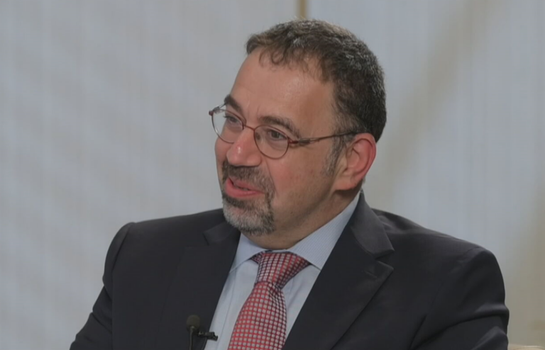 Ο νικητής του Νόμπελ Οικονομίας Ντάρον Ατζέμογλου αποκλειστικά στο ΕΡΤNews: Τι είπε για τους κινδύνους της παγκόσμιας οικονομίας