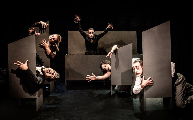 «NOMSFERATU»: Η διάσημη και εμβληματική ιστορία του Δράκουλα, σε θεατρική σύλληψη και σκηνοθεσία του Johnny Ο στο θέατρο Φούρνος