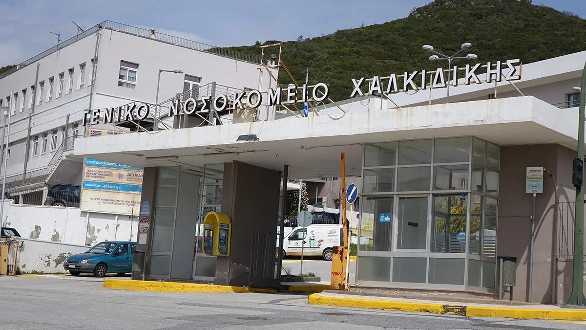 Χαλκιδική: 19χρονη χτύπησε με το σκουπόξυλο στο κεφάλι 17χρονο και παραπέμπεται