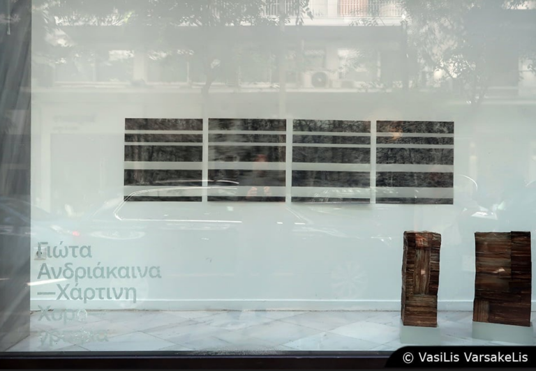 Θεσσαλονίκη: Μία αργή «Χάρτινη Χορογραφία» «συνομιλεί» στις Βιτρίνες του ΟΤΕ με την ψηφιοποίηση της εποχής της Covid