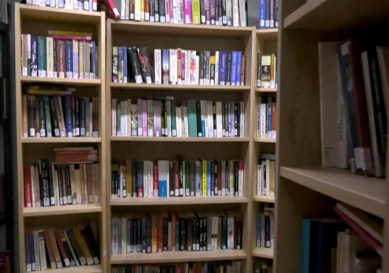 Ηράκλειο: «In libro vita»-Η οικογένεια που στέλνει βιβλία από το Καστελόριζο μέχρι και τα νησιά Φίτζι