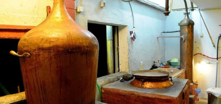 Φλώρινα: Ξεκινά η περίοδος απόσταξης Τσίπουρου