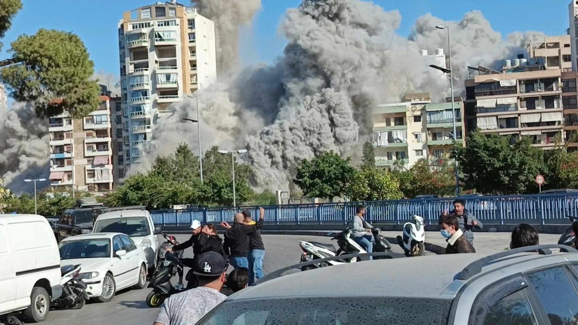 Νέοι βομβαρδισμοί των Ισραηλινών στη Βηρυτό – Βίντεο με τη στιγμή που καταρρέει πολυώροφο κτήριο