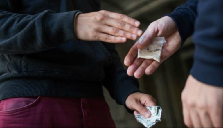 Συνελήφθησαν 2 νεαροί για κλοπή δικύκλου και διακίνηση ναρκωτικών στο Νέο Ψυχικό