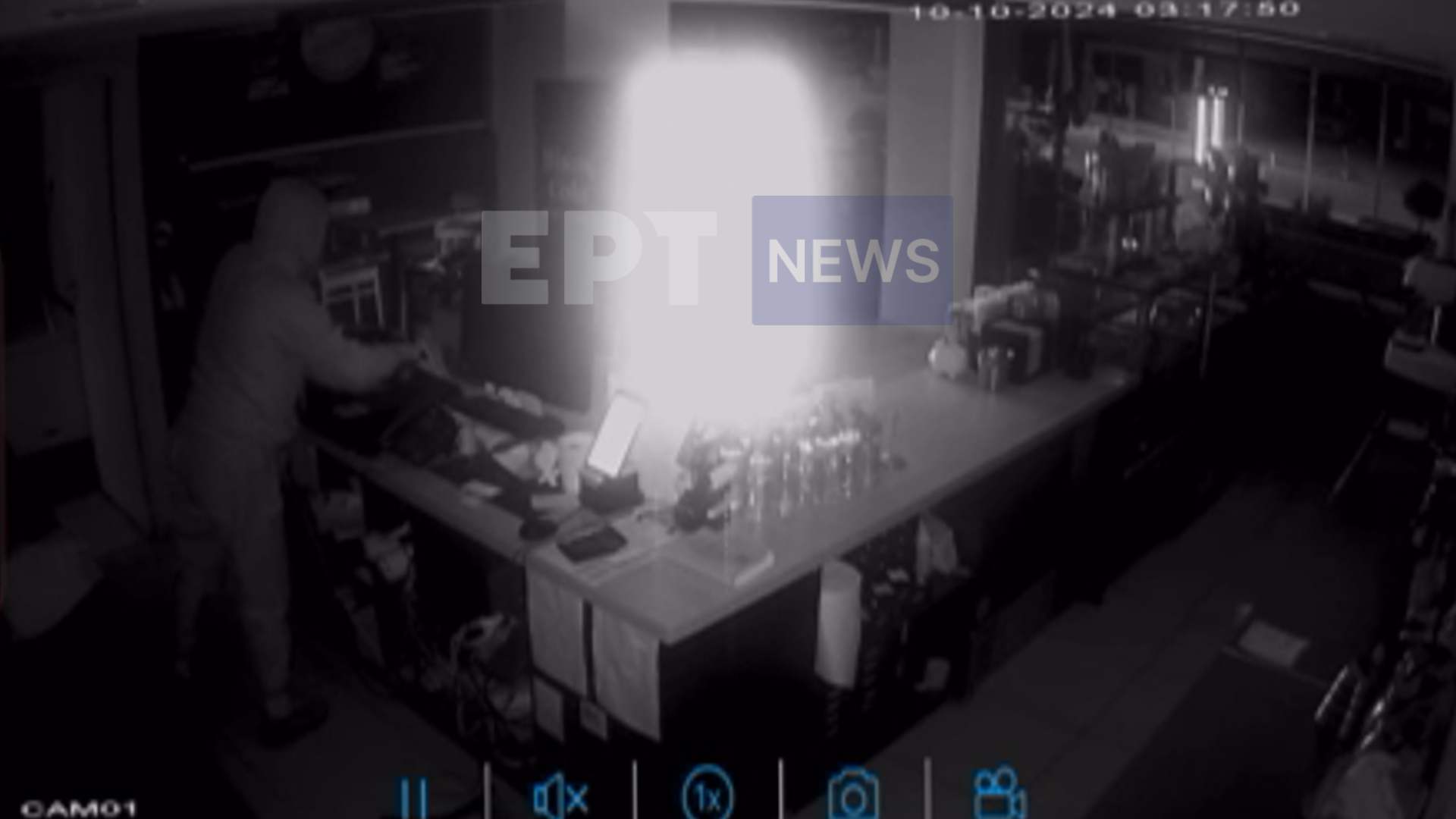 Καρέ – καρέ η διάρρηξη σε καφετέρια στη Βέροια – Άγνωστος δράστης άρπαξε την ταμειακή μηχανή και εξαφανίστηκε