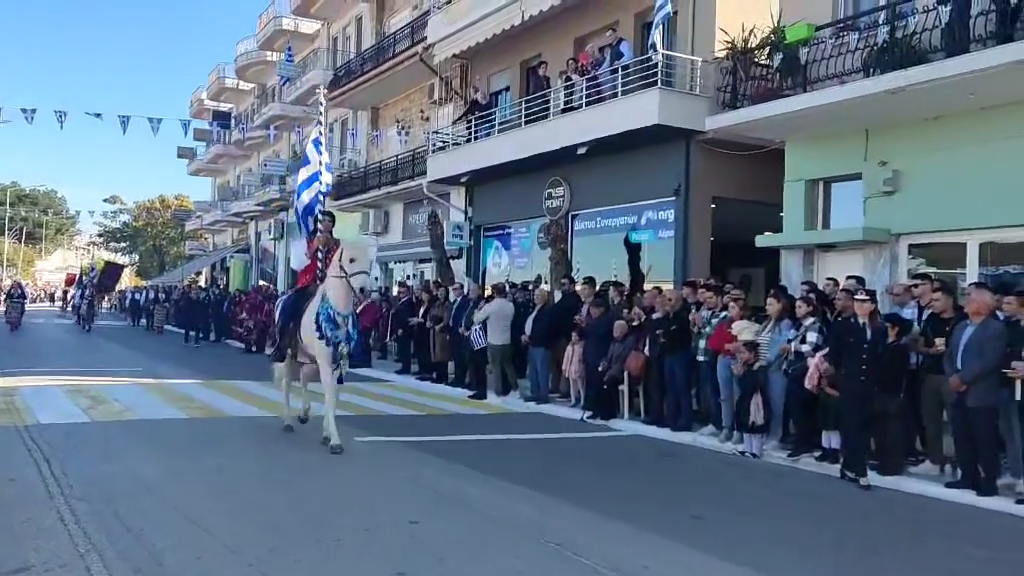Διδυμότειχο: Έφιππος με παραδοσιακή στολή στην κεφαλή της παρέλασης για την 28η Οκτωβρίου (βίντεο)