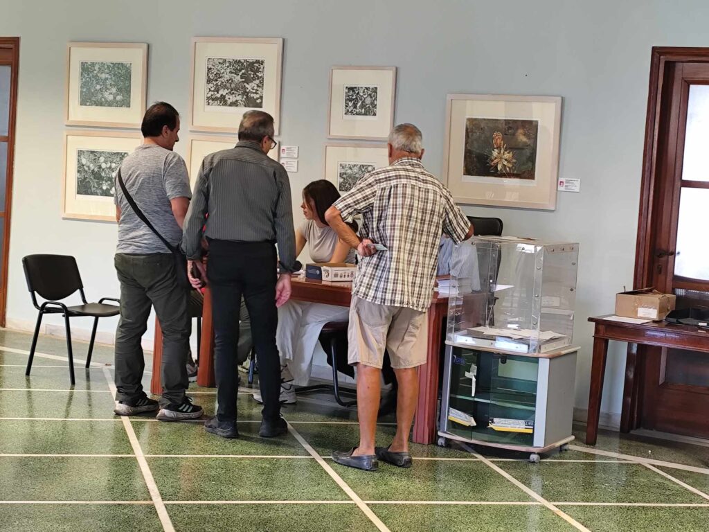 Χανιά: Άνοιξαν οι κάλπες για τις εσωκομματικές εκλογές στο ΠΑΣΟΚ