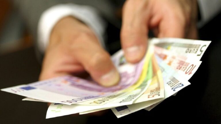 Αυξήθηκαν εισοδήματα και κατανάλωση το 2023 – Μειώθηκαν οι αποταμιεύσεις