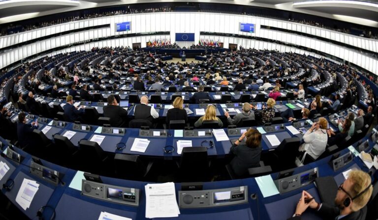 Ευρωβουλή: Έκτακτο δάνειο έως 35 δισ. ευρώ προς την Ουκρανία