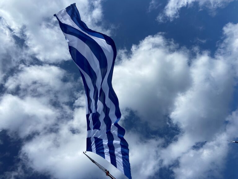 28η Οκτωβρίου: Στον ουρανό του Ηρακλείου ελληνική σημαία 1,5 στρέμμα
