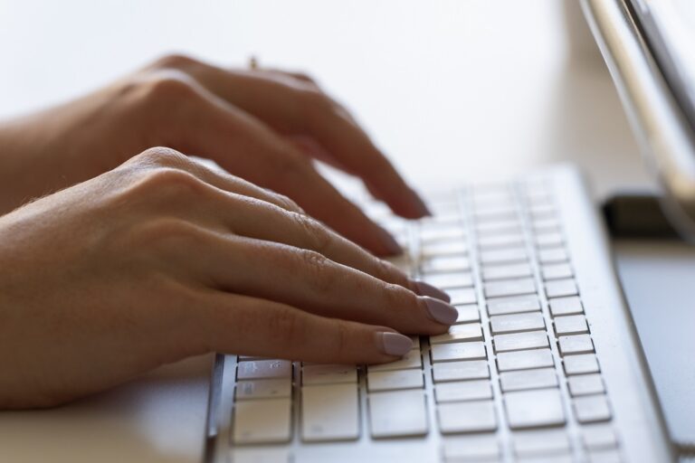Άνοιξε η πλατφόρμα για το «Gigabit Voucher» για γρήγορο ίντερνετ – Xιλιάδες νοικοκυριά και μικρομεσαίες επιχειρήσεις αποκτούν ευρυζωνικές συνδέσεις