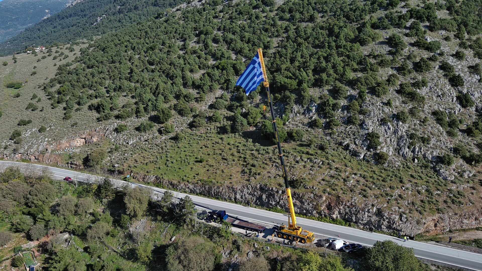 Ιωάννινα: Εμβληματική γαλανόλευκη αναρτήθηκε σε πλαγιά στο Μιτσικέλι (βίντεο)