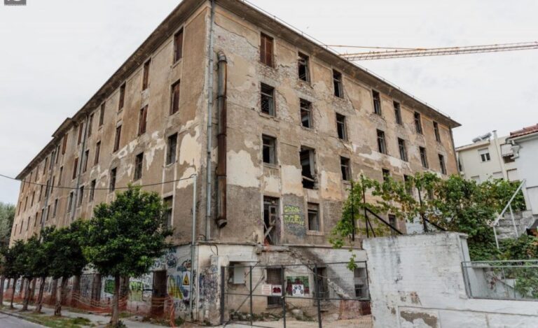 Ρημάζει η ιστορική “Κίτρινη Αποθήκη” στον Βόλο