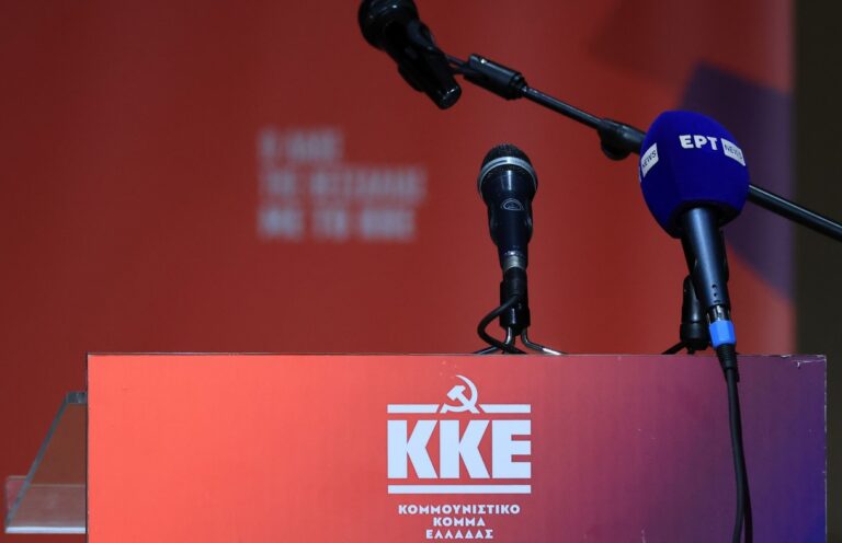 ΚΚΕ: «Αντί η κυβέρνηση να ικανοποιήσει τα δίκαια αιτήματα των εποχικών πυροσβεστών, τους σακατεύει με ΜΑΤ και χημικά»