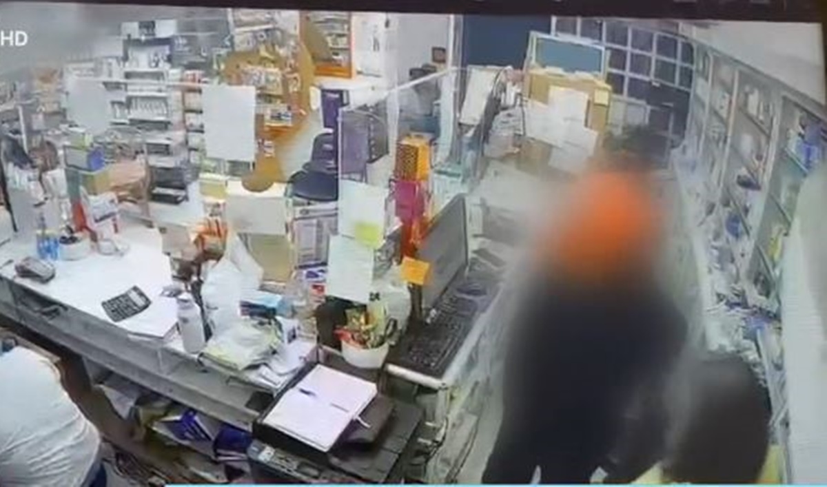 Βίντεο ντοκουμέντο από ληστή που απειλούσε με πιστόλι και μαχαίρι – Ευθύνεται για 13 «χτυπήματα» στα βόρεια προάστια της Αθήνας