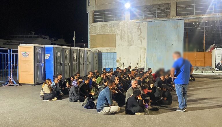 Καλαμάτα: 81 πρόσφυγες και μετανάστες αφίχθηκαν τα ξημερώματα στο λιμάνι (βίντεο)