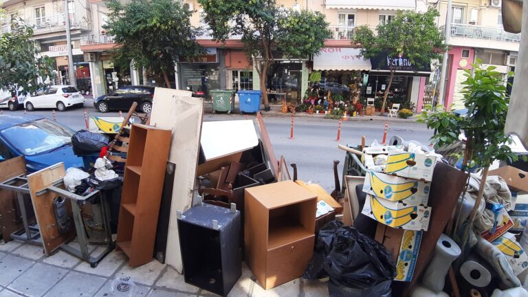 Θεσσαλονίκη: Μηνυτήρια αναφορά του Δήμου για σωρό ογκωδών απορριμμάτων στην οδό Μπότσαρη
