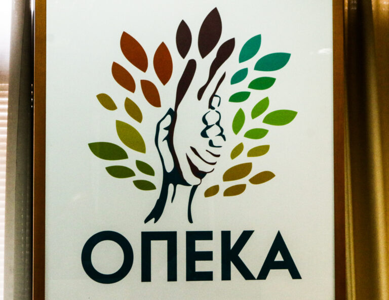 Επιδόματα – ΟΠΕΚΑ: Τι αλλαγές έρχονται στα ποσά, πότε ξεκινά η χρήση της προπληρωμένης κάρτας