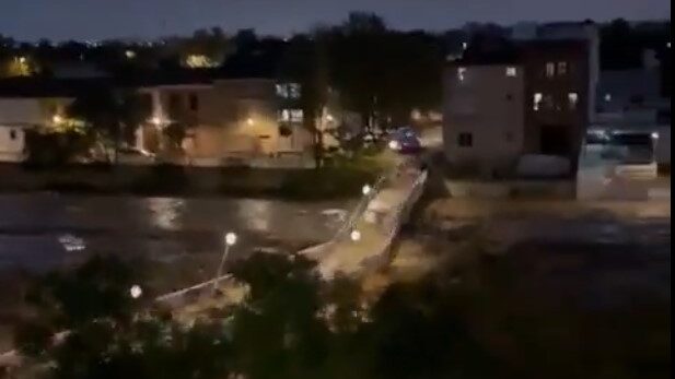 Βαλένθια: Τρομακτικό βίντεο από τη στιγμή που η πλημμύρα «καταπίνει» μια γέφυρα στην Παϊπόρτα