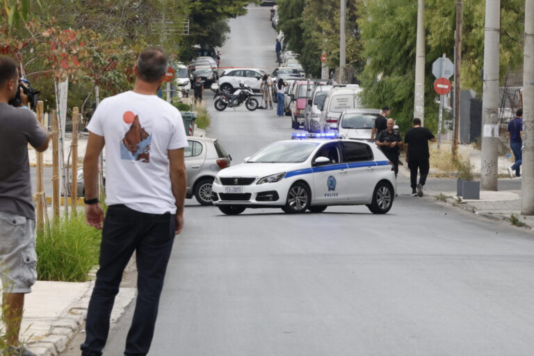 Κινηματογραφική καταδίωξη στη Νίκαια: Αυτοκίνητο έπεσε πάνω σε παρκαρισμένο ΙΧ