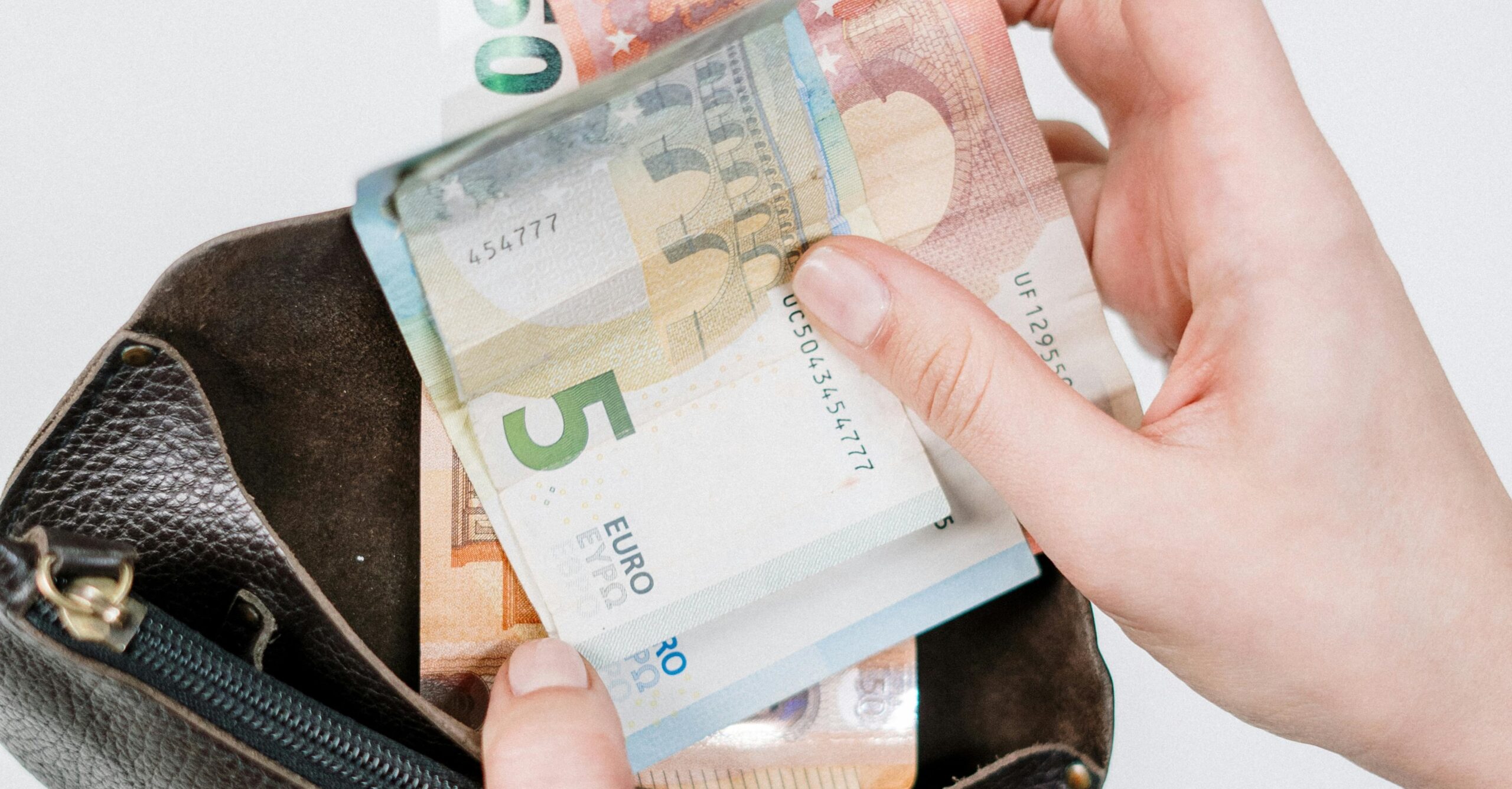 Ένθετο Οικονομία: Κατώτατος μισθός – Πρεμιέρα διαλόγου Υπ. Εργασίας με κοινωνικούς εταίρους