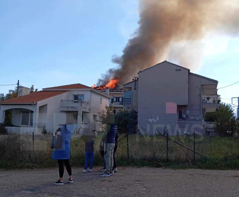 Καστοριά: Σοφίτα σπιτιού τυλίχτηκε στις φλόγες στο Δισπηλιό – Σοβαρές ζημιές (βίντεο)