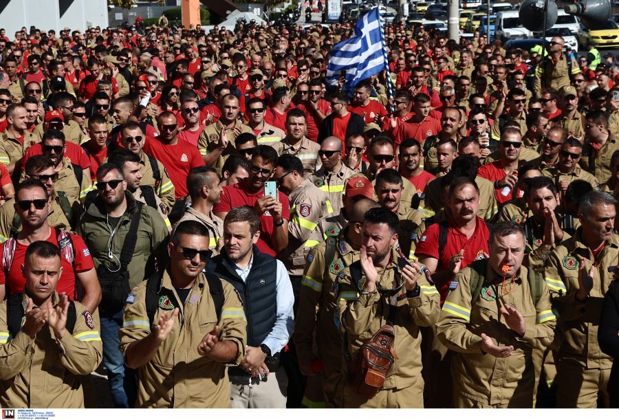 Εποχικοί Πυροσβέστες: Διαμαρτυρία έξω από το υπουργείο Κλιματικής Κρίσης – Ζητούν 12μηνη εργασία