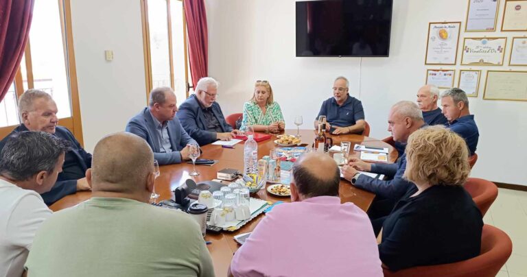 Κλιματική αλλαγή και υπερπληθυσμός των αγριογούρουνων στο επίκεντρο συνάντησης  στελεχών της ΕΟΣ Σάμου με τον Υφ. Αγροτικής Ανάπτυξης
