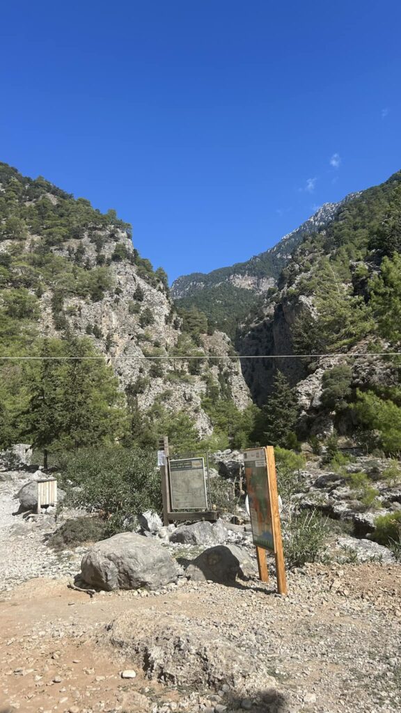 Αγανακτισμένοι οι κάτοικοι της Αγ. Ρουμέλης από τις συνεχείς απαγορεύσεις διέλευσης στον Εθνικό Δρυμό Σαμαριάς – Άνοιξαν τη μία είσοδο (βίντεο)