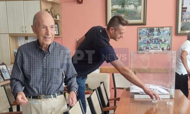 Στους Αγ. Θεοδώρους ψήφισε για την ανάδειξη προέδρου του ΠΑΣΟΚ, ο πρώην πρωθυπουργός Κ. Σημίτης