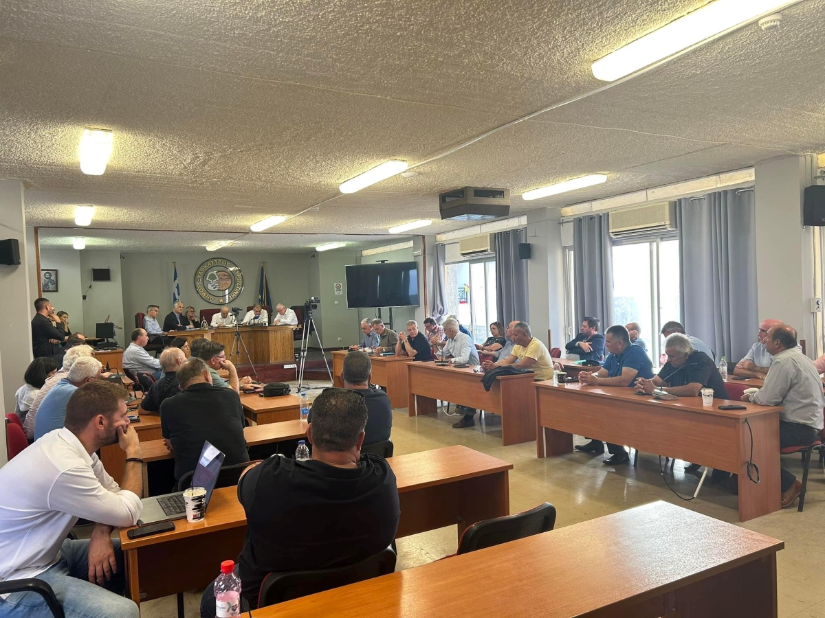 Στο Ξυλόκαστρο ο πρόεδρος του ΕΛΓΑ Ανδρέας Λυκουρέντζος με αφορμή την πυρκαγιά στην Κορινθία