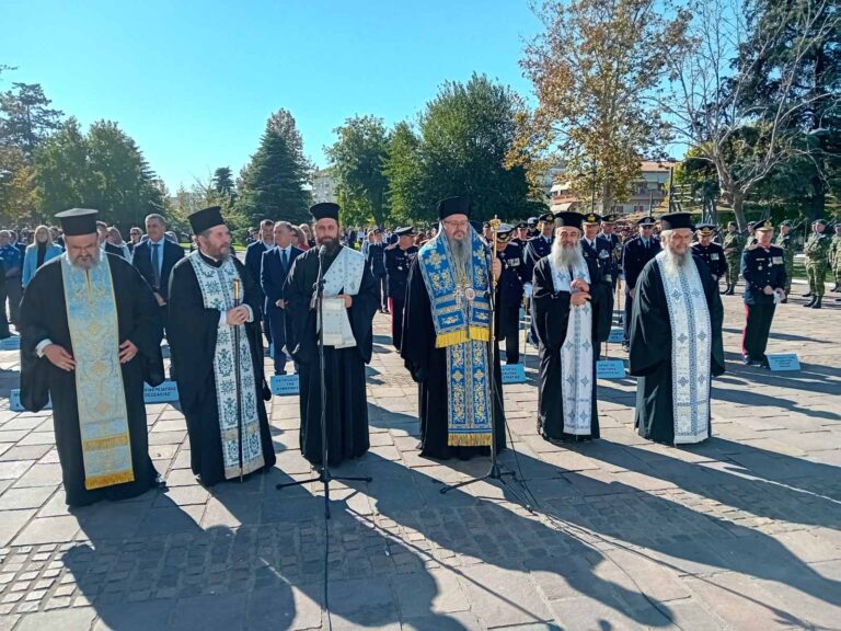 Λαμπρές εκδηλώσεις για την επέτειο του “ΟΧΙ” στη Λάρισα – Δοξολογία και κατάθεση στεφάνων στο Ηρώο της πόλης