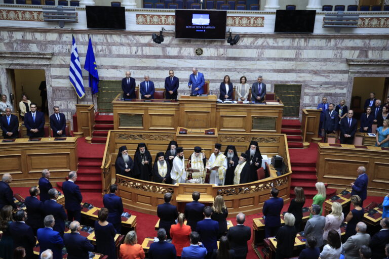 Βουλή: Αγιασμός Β’ Συνόδου από τον Αρχιεπίσκοπο, παρουσία του πρωθυπουργού και των πολιτικών αρχηγών (φωτογραφίες)