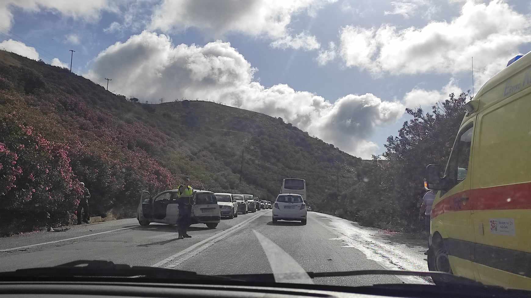 Ηράκλειο: Μπλόκαρε η εθνική οδός από σύγκρουση δύο οχημάτων στο ίδιο ρεύμα – Πέντε τραυματίες