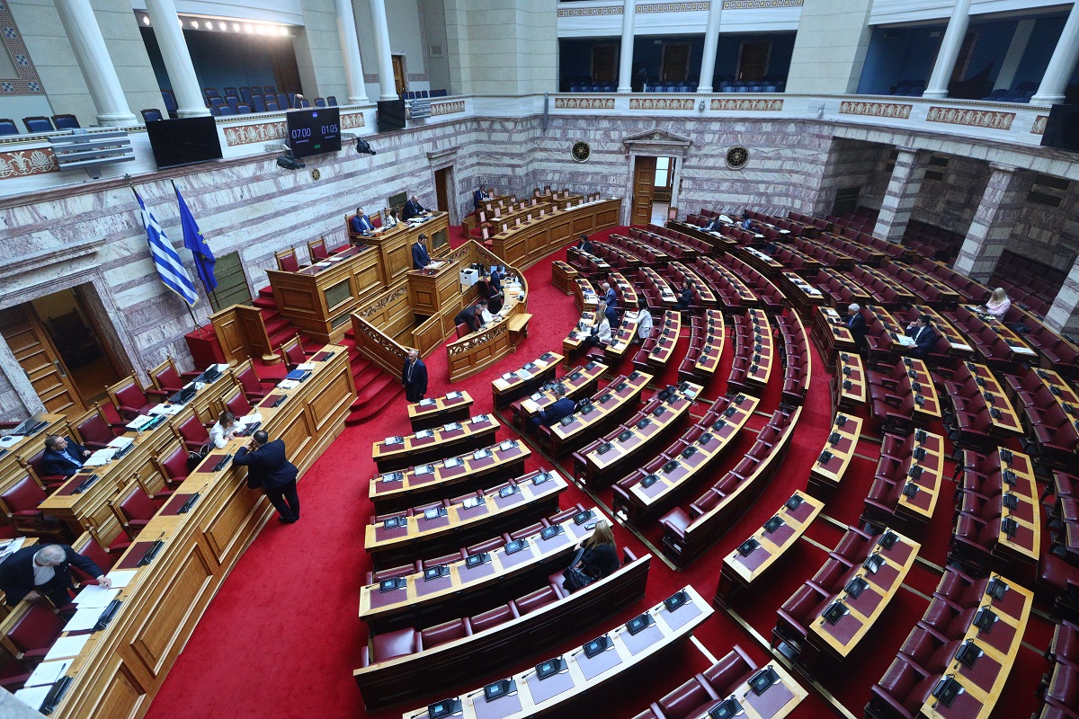 Τέμπη: Πυρά κατά της Κυβέρνησης από την αντιπολίτευση – Στο επίκεντρο βίντεο της εμπορικής αμαξοστοιχίας