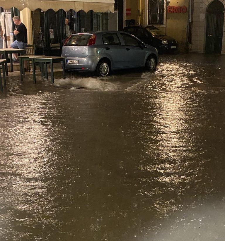 Έντονη βροχόπτωση στην Κέρκυρα – Προβλήματα στις πτήσεις, ποτάμια οι δρόμοι(βίντεο)