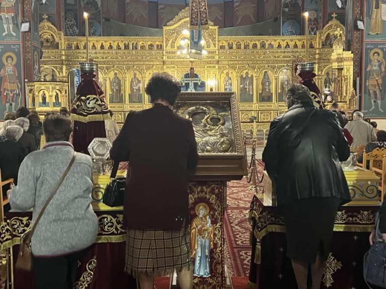 Λάρισα: Πλήθος πιστών στον Ι. Ν. Αγ. Νικολάου για την υποδοχή της εικόνας της Παναγίας Αρμενιώτισσας