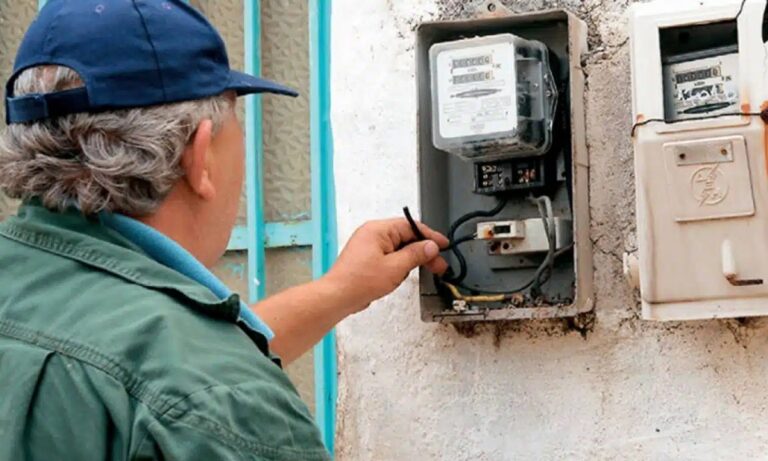 ΔΕΔΔΗΕ: Διπλάσια «ποινή» συν το κόστος αποκατάστασης για όσους κάνουν ρευματοκλοπές