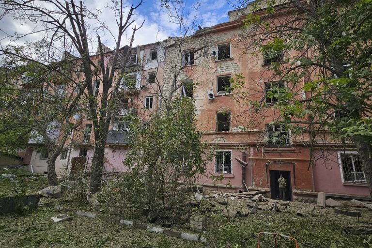 Ουκρανία: Τουλάχιστον 7 νεκροί στη Χερσώνα από ρωσικό πλήγμα