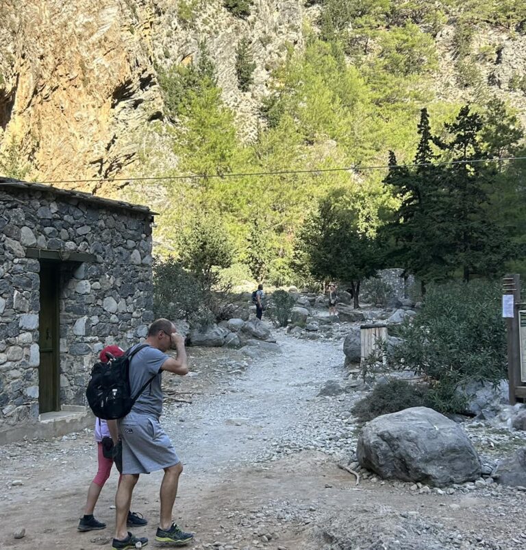 Αγανακτισμένοι οι κάτοικοι της Αγ. Ρουμέλης από τις συνεχείς απαγορεύσεις διέλευσης στον Εθνικό Δρυμό Σαμαριάς – Άνοιξαν τη μία είσοδο (βίντεο)