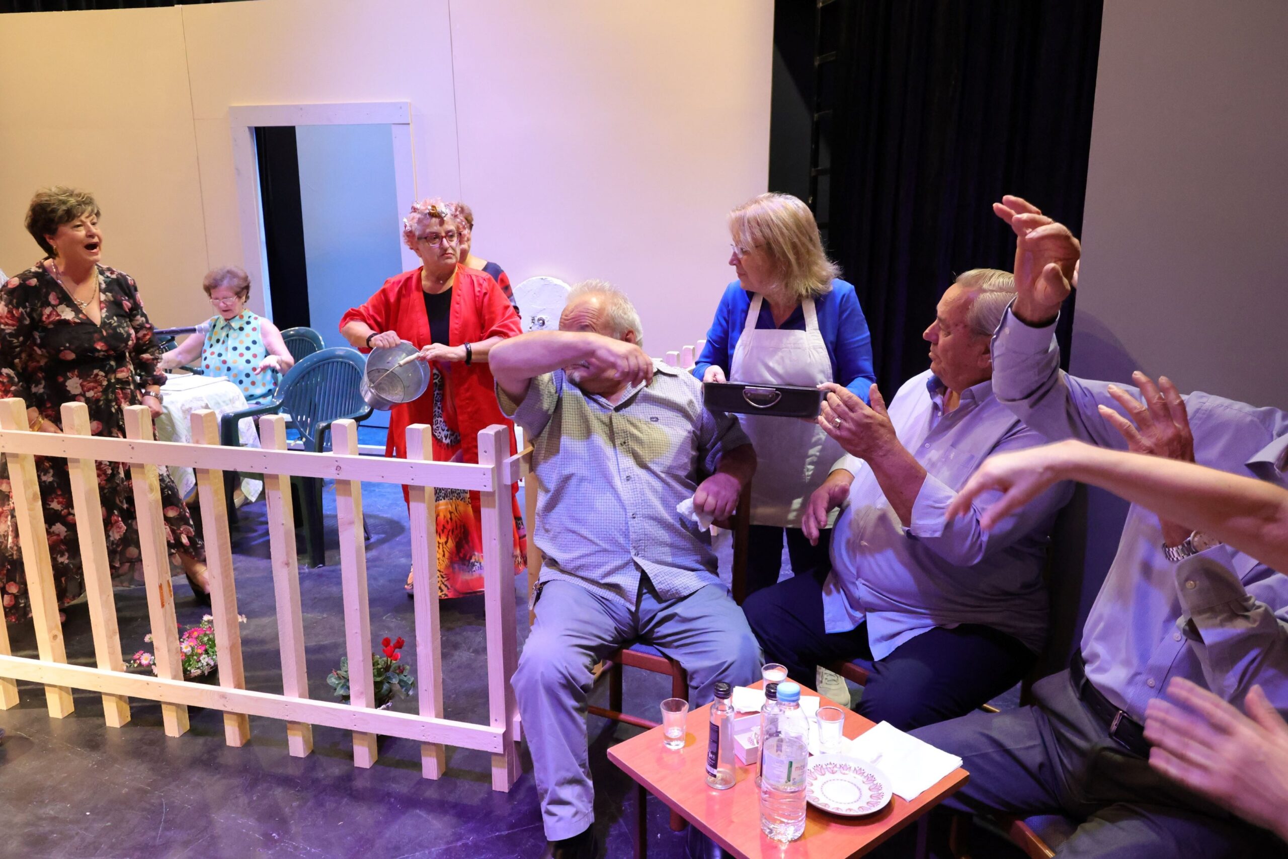 ΦΩΤΟ-2Α «Ο Καβγάς» από την θεατρική ομάδα του ΚΑΠΗ Λάρισας