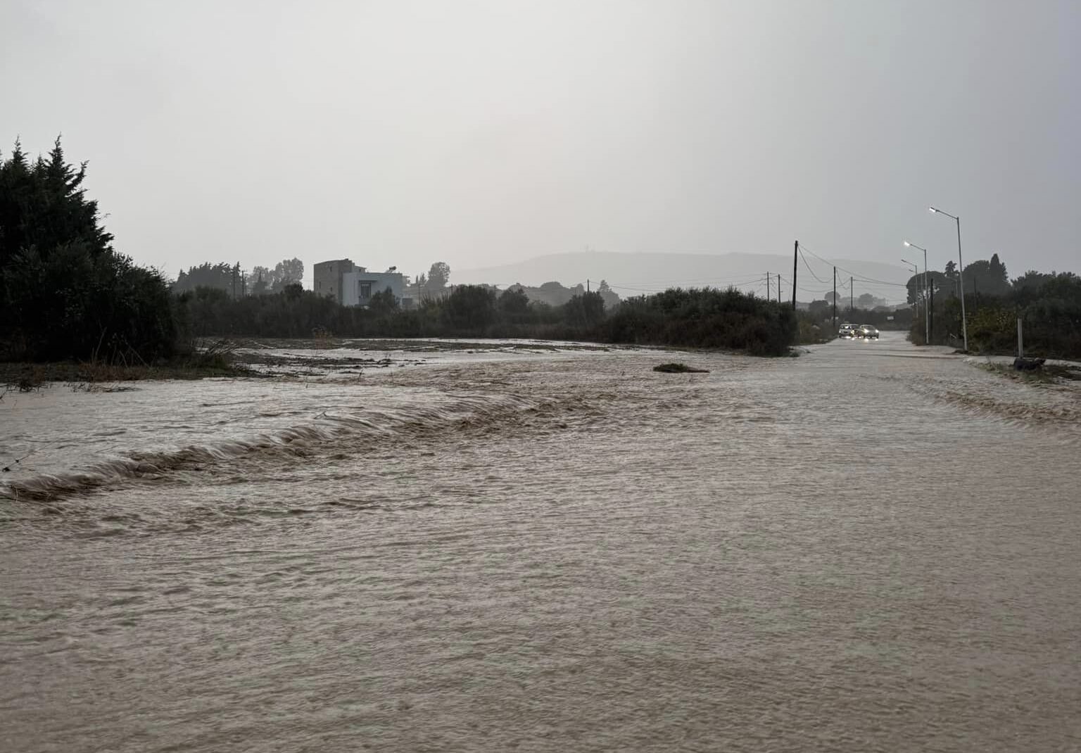 Συνεχίζονται οι καταρρακτώδεις βροχοπτώσεις στη Ρόδο – Μήνυμα από το 112