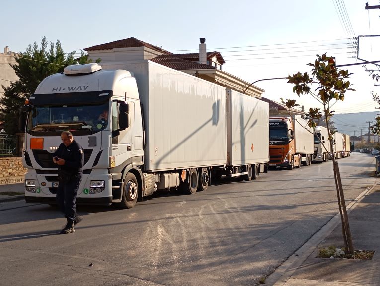 μπλοκο-κκε-φορτηγα Μπλόκο σε φορτηγά με πυρομαχικά και προορισμό την Ουκρανία έβαλαν μέλη του ΚΚΕ