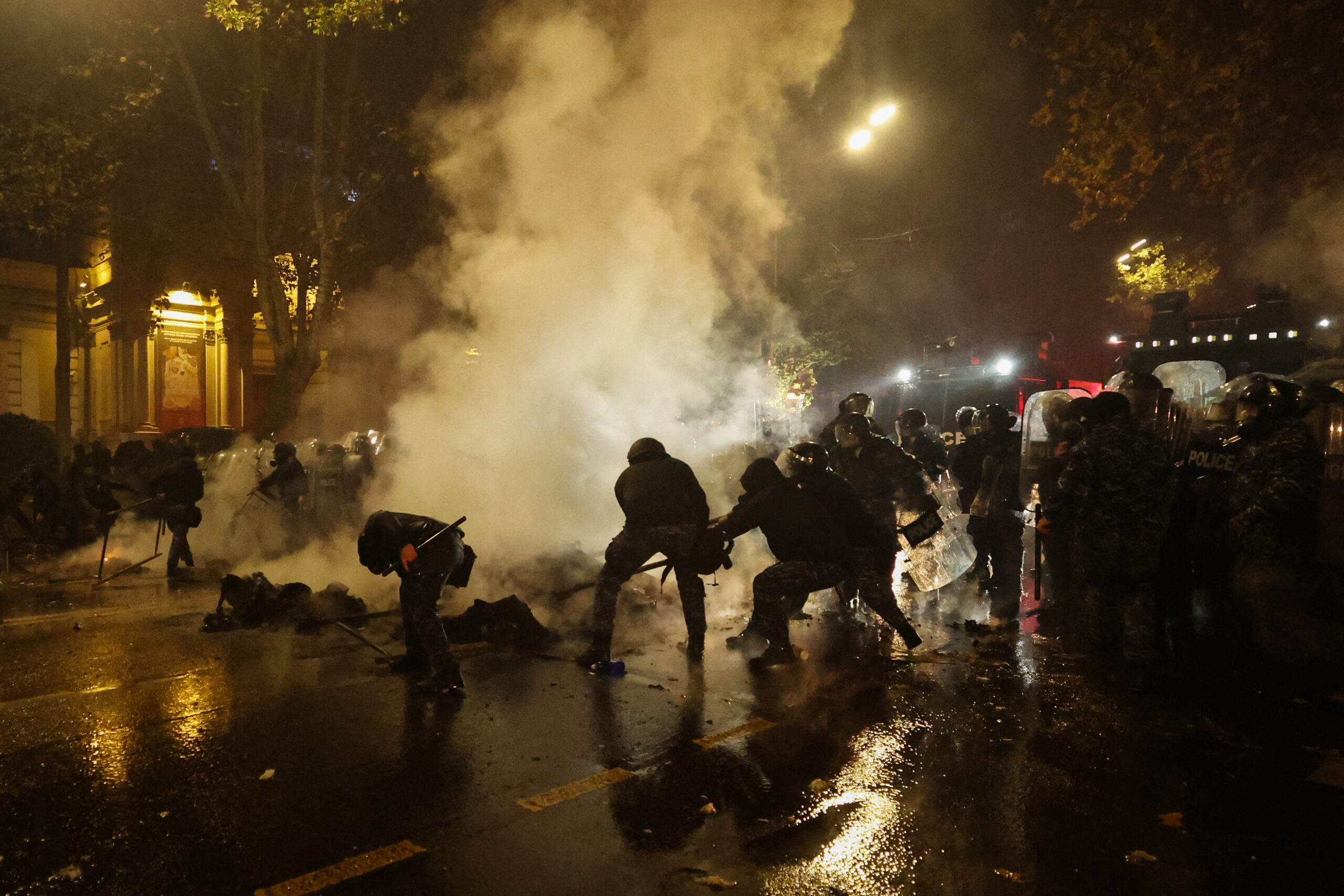 Γεωργία: Με δακρυγόνα και νερό υπό πίεση οι αρχές διέλυσαν αντικυβερνητική διαδήλωση έξω από το κοινοβούλιο